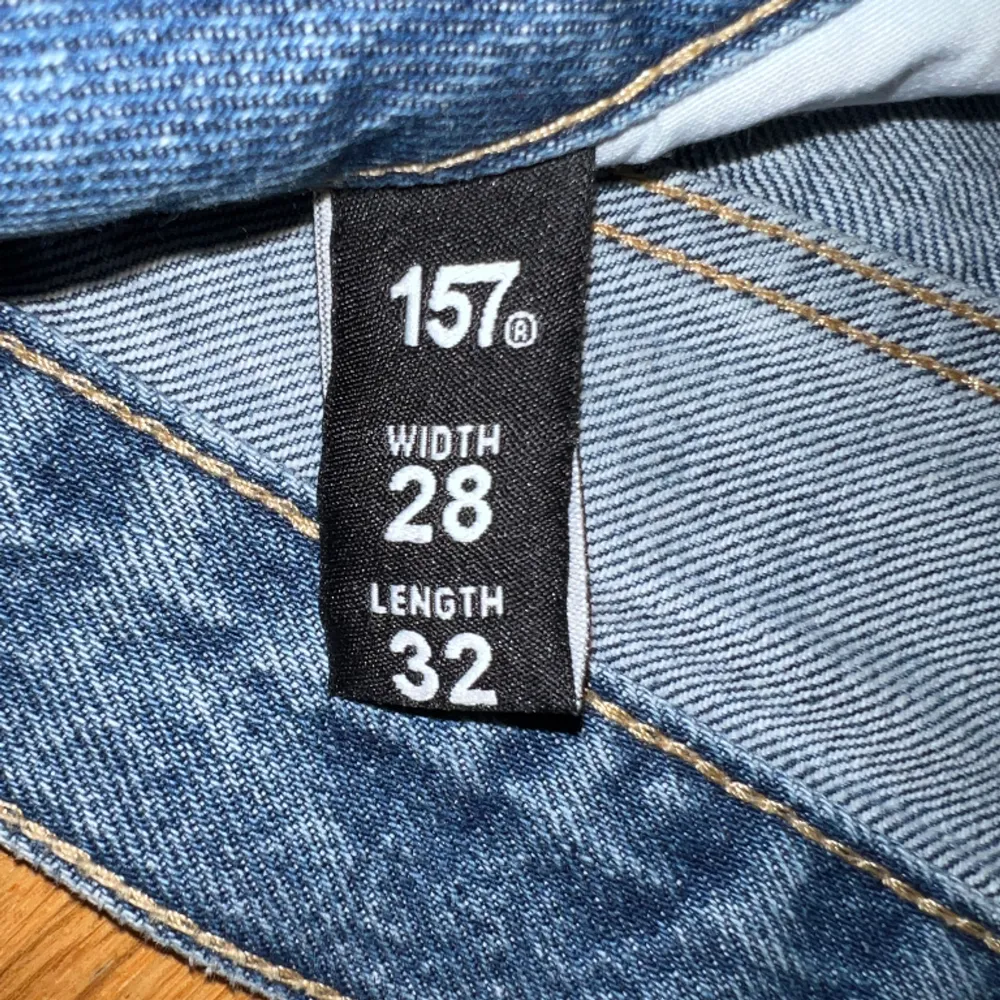 Blåa jeans från lager 157, storlek W28 och L 32, byxorna är riktigt sköna men jag behöver tyvärr sälja dem på grund av att dem blev fel små för mig (skick 9/10) bara använda ett fåtal gånger. Jeans & Byxor.