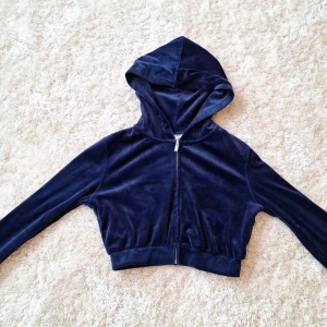 Zip hoodie - Mörkblå mjuk ziphoodie till salu pga att den inte kommer till användning