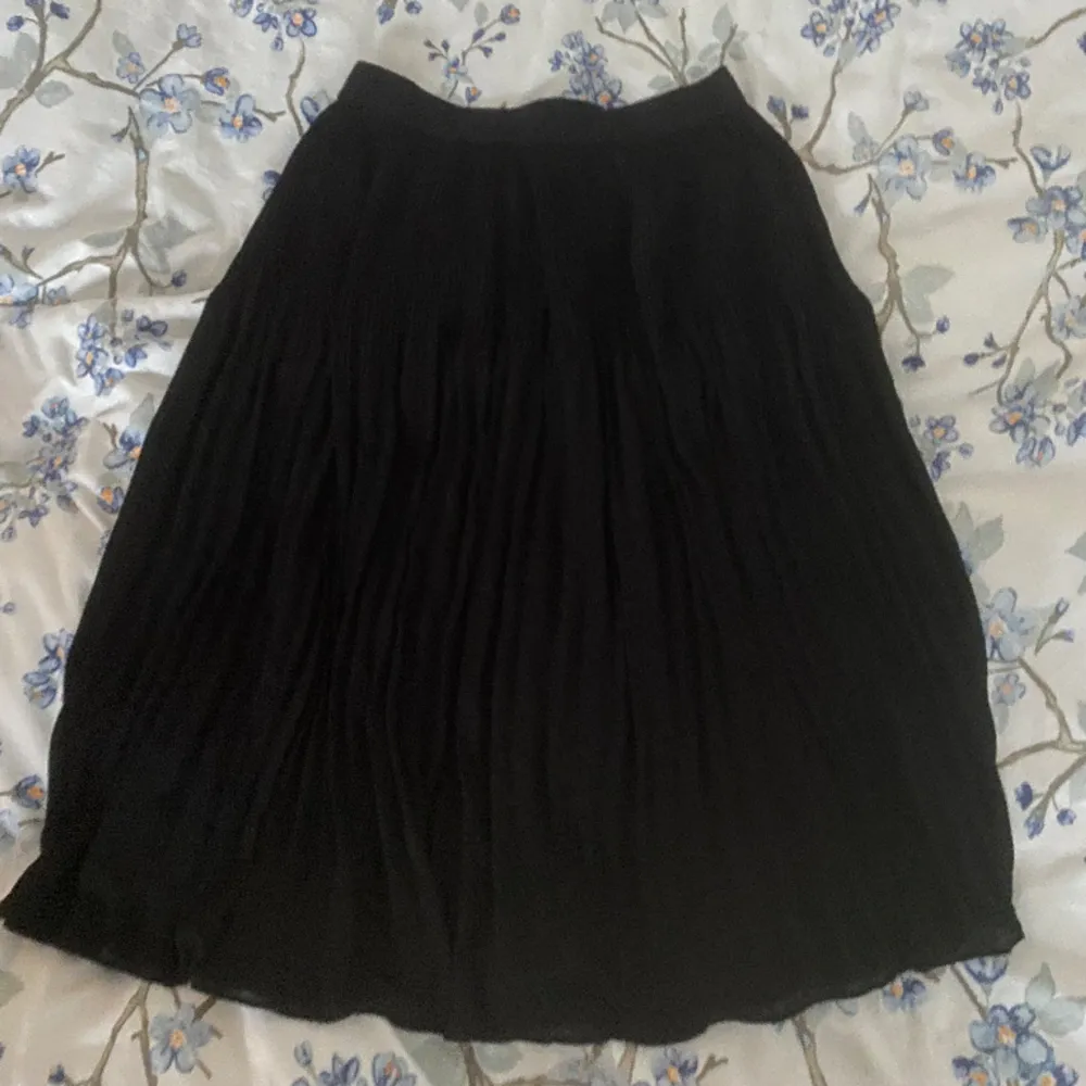 Svart plisserad långkjol, första bilden är från h&ms hemsida och visar bättre hur kjolen ser ut, andra bilden är min✨ Köpt second hand men aldrig använd!. Kjolar.