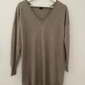 Längre Kashmir tröja - Finstickad tröja från Joseph i Kashmir/silk/ull blandning som även går att använda som en klänning, fin beige färg. Ej använd