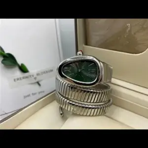 En perfekt kopia av äkta designer klocka, helt ny och oanvänd 