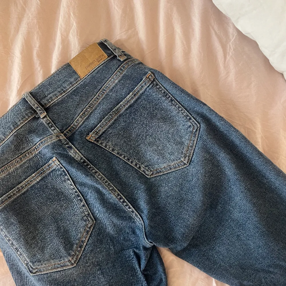 super fina midwiast jeans från gina i storlek 36. Jeans & Byxor.