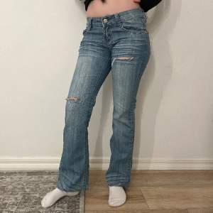 Supersnygga lowwaist bootcut jeans i fint skick utan fläckar, köpta på vinted, midjemåttet är 35 cm tvärs över och Innerbenslängden är 69 cm🩷 tryck gärna på köp nu!