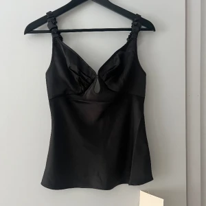 Adoore Nimes  - Adoore Nimes Singlet i storlek 34. Helt oanvänd med lappar på, sälj pga för liten storlek.