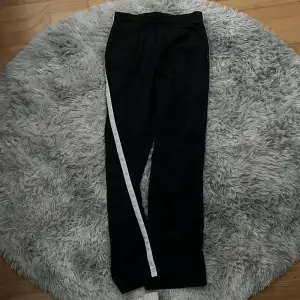 Fåtal gånger använda tracksuit byxor! Perfekta för dansare/träningsbyxor!  Säljer för endast 100kr! Snygg detalj baktill! Bra kvalite! Passar längden 160-170