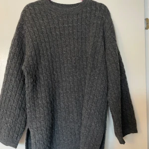 Stickat tröja  - En stickat tröja som är jätte skon och varm att ha till för vinter. Den är lång och den är jätte fin att ha. 