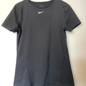 Träning t-shirt - En träning t-shirt som är från Nike och den är riktig sköna och fin. 