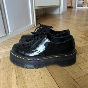 Dr Martens plattform  - Plattform Dr Martens jaden boots low top.  Köra för ca 1 år sedan använda tre gånger. Har tyvärr ej kartong kvar. Det är true to size.  Skriv gärna om du har några frågor.