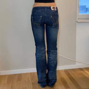 Snyggaste lågmidjade jeansen!! Försmå för mig med S. Fin mörkblå färg, snygga fickor och coola detaljer o slitningar 💕💕💕 Innerbenslängd: 83 cm Midja: 72 cm