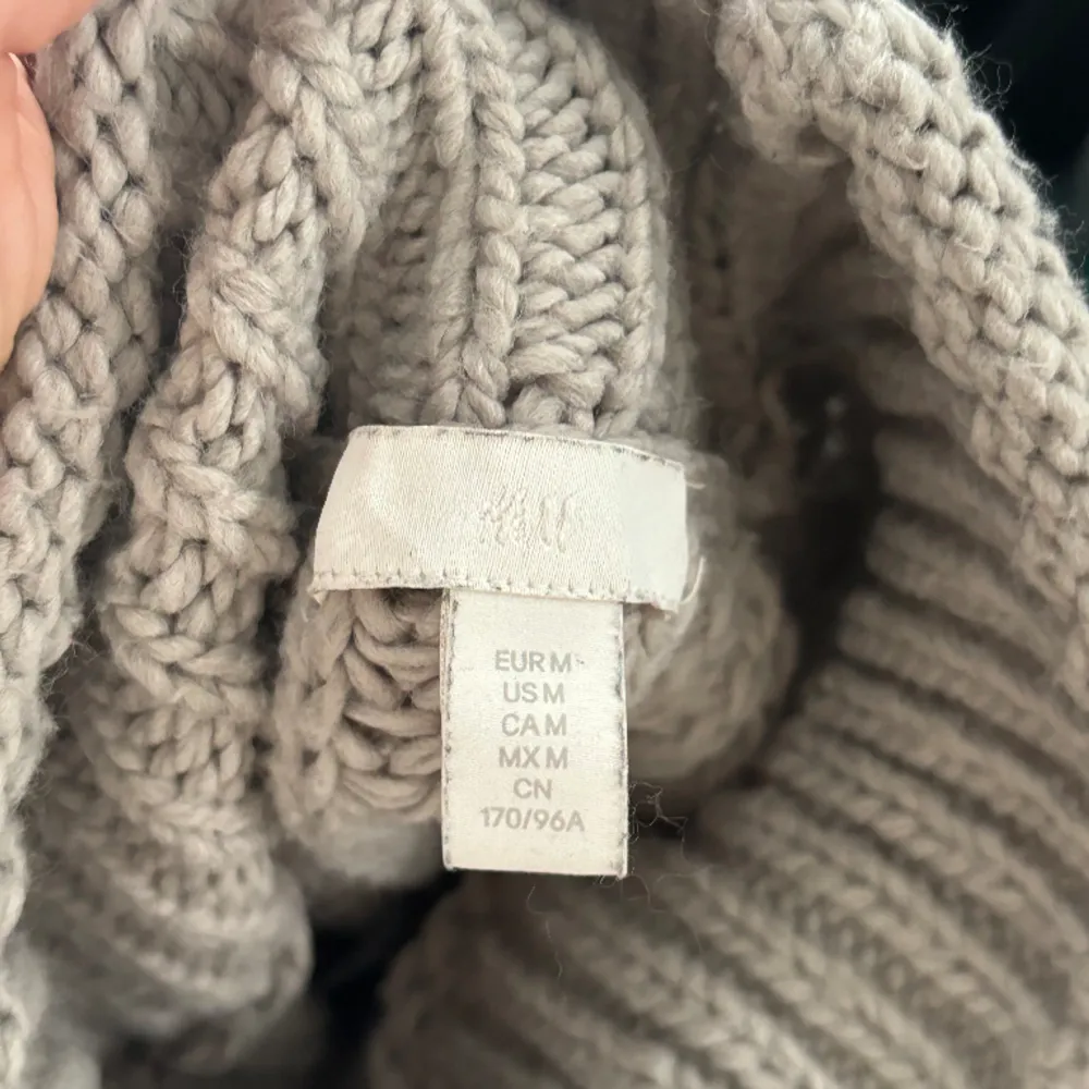 Hej! Säljer denna stickade tröjan från H&M på grund av ingen användning ☺️🤩 Varm och skön och perfekt nu till vintern ❄️ . Hoodies.