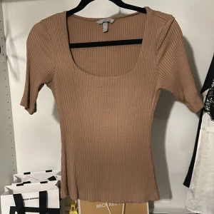 Ribbad h&m tröja - En väldigt söt ribbad basic tröja från H&m med lite längre t-shirt ärmar. Tröjan är fortfarande i väldigt bra skick (som ny) ❣️