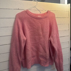 Carin Wester stickad tröja - En jättefin rosa stickad tröja från Carin Wester. Använd och ser ut som på bilden lite luddiga noppror. Nypris 599:-