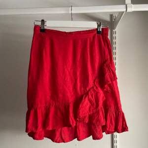 Röd luftig kjol från Cubus. Använt en gång!⚡️frakten ingår inte i priset. 