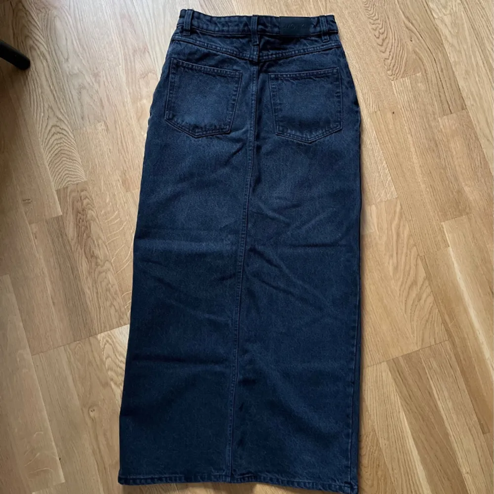 Svart jeanskjol från Monki med slits och hög midja Storlek 34 Ny utan lappar. Kjolar.