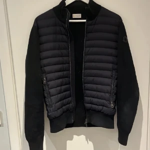 Moncler cardigan  - Väldigt fräsch. Nypris 9500kr på NK. Storlek M och passar även S. 110% äkta och kvitto finns.