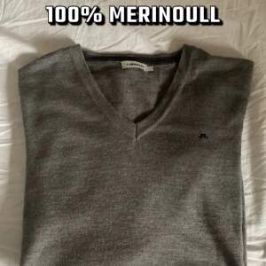 Skit snygg stickad vneck tröja från J.Lindeberg i 100% merinoull! Inga defekter, storlek S. Kontakta om ni har frågor!
