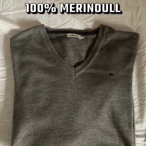 J.Lindeberg V-ringad 100%merino - Skit snygg stickad vneck tröja från J.Lindeberg i 100% merinoull! Inga defekter, storlek S. Kontakta om ni har frågor!