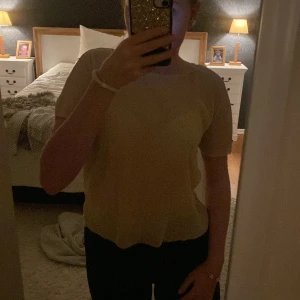 Jättefin blus - En jättefin o jätte skön blus i beige aktig nyans🤍 den är ganska genomskinlig som man ser på bilderna, vilket ja tycker är fint !!och lätt o styla🤍jättebra skick