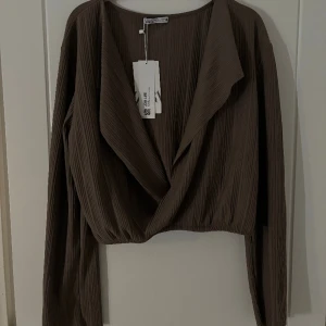 Blus från Zara - Blus från Zara, aldrig använd. Storlek L men kort i storleken, jag brukar ha S i storlek annars. Ordinariepris; 259kr
