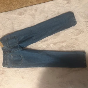 Lowwaist straight jeans  - Nästan aldrig använda i jättebra skick ifårn ASOS. W25L32 passar mig som är 34/36 och 165 ish. Inga skavanker 
