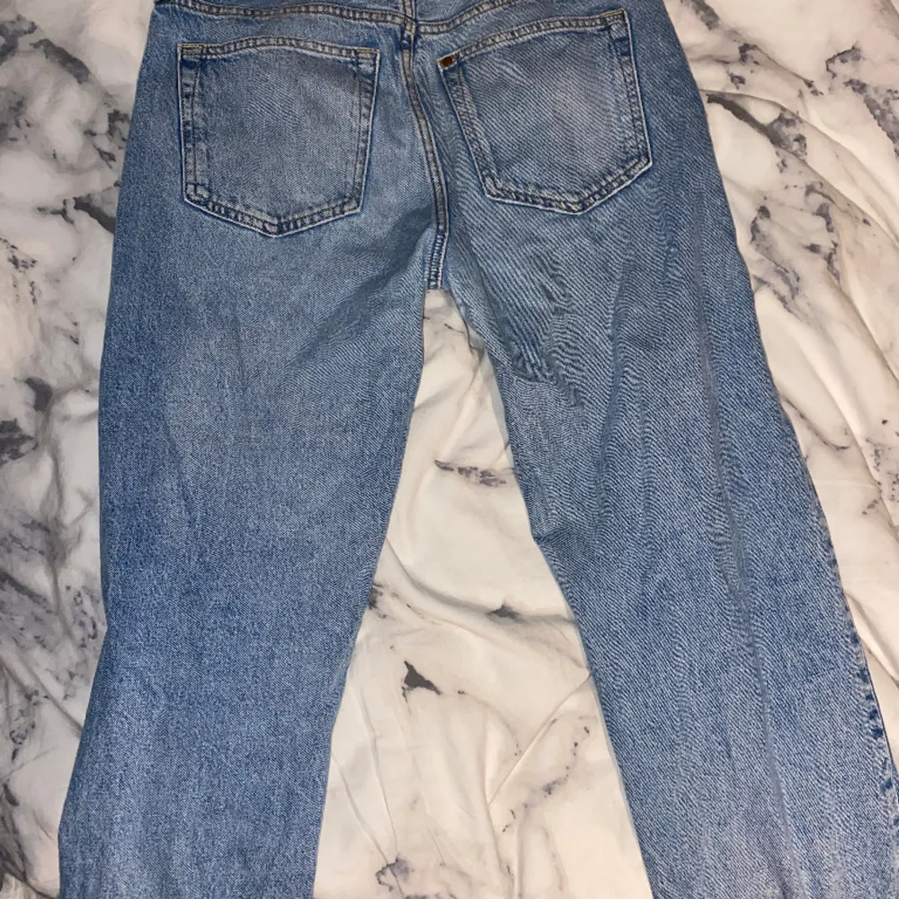 Hej, jag säljer detta par jeans för att de är för små för mig nu!. Jeans & Byxor.