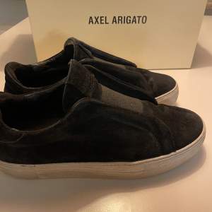 Säljer nu mitt par Axel Arigato skor. Är storlek 43 1/4 men passar 42 och 43 jättebra. Fina skor med en kvalite på 7/10. Nypris 2650kr köpta på NK. Bara att ställa frågor😊. Öppen för förhandling av pris. 