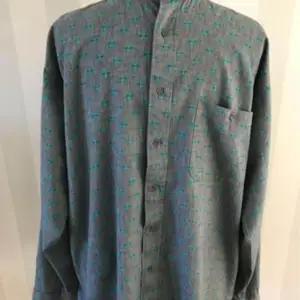 Herr skjorta från cr’earion monsieur Henri  Made in Sweden  50% polyester  50% bomull 