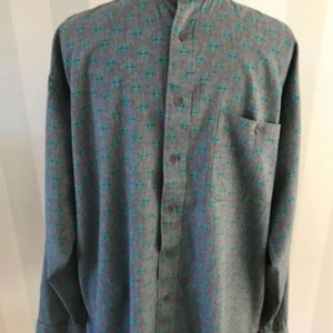 Herrskjorta med Ståkrage strl 42 - Herr skjorta från cr’earion monsieur Henri  Made in Sweden  50% polyester  50% bomull 