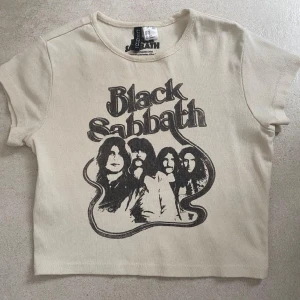 Black Sabbath Topp - crop top från hm! endast använd ett fåtal gånger 