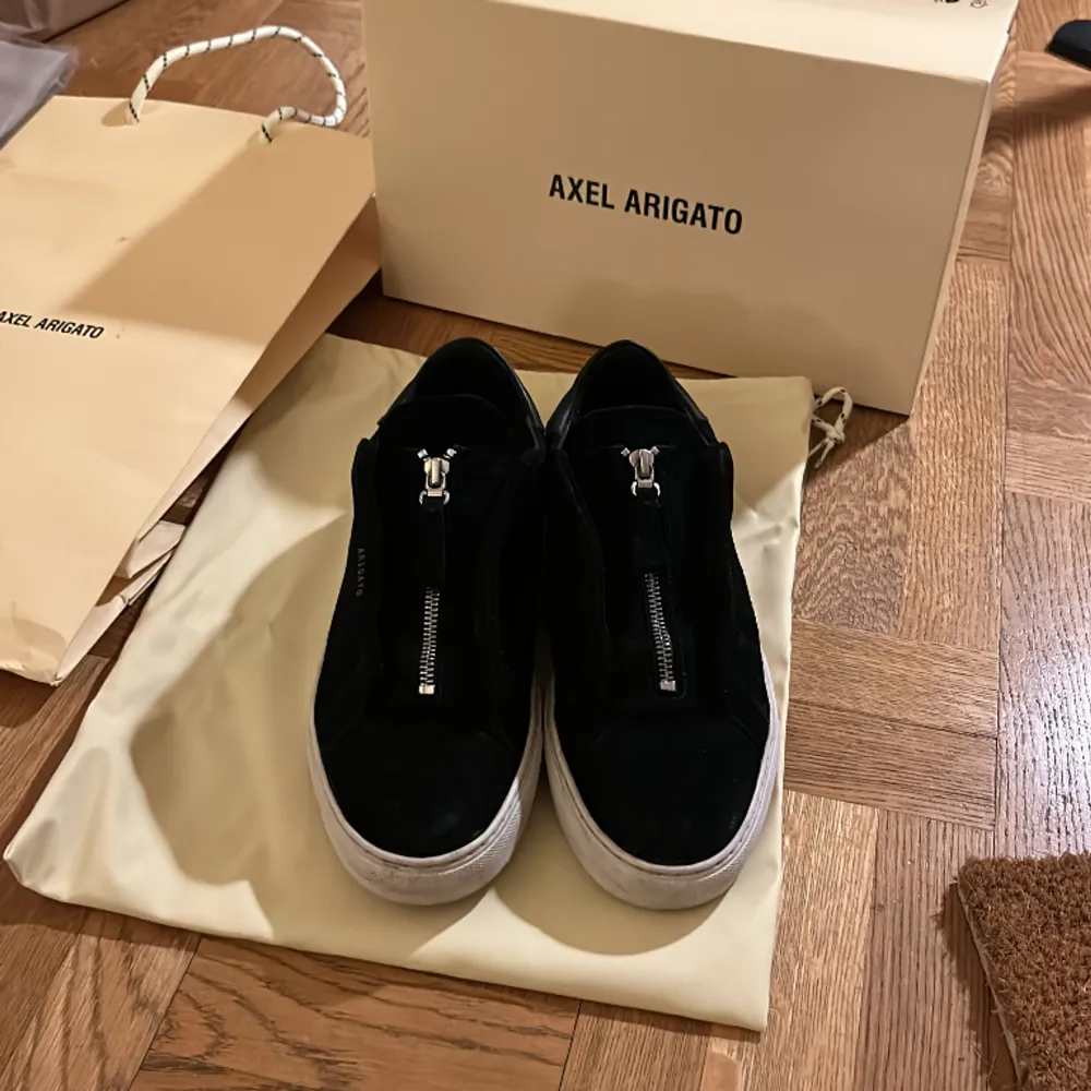 Säljer nu ett par Axel arigato skor som är i skick 7.5/10 .box och dustbag finns kvar. . Skor.