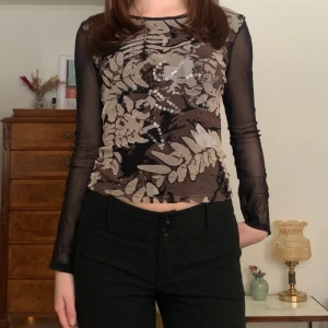 Meshtopp - Mönstrad topp med meshärmar och lite paljetter, vintage Kappahl! 🖤