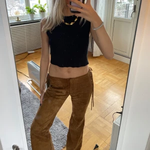 Bruna mocka byxor med knytning! - Super coola mocka byxor med knytning!! Skriv om du är intresserad!❤️