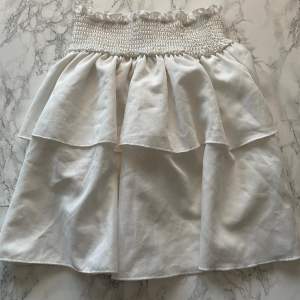 Säljer min kjol från Shein 40kr storlek 164, kommer inte till användning längre pris kan diskuteras 💘+frakt 