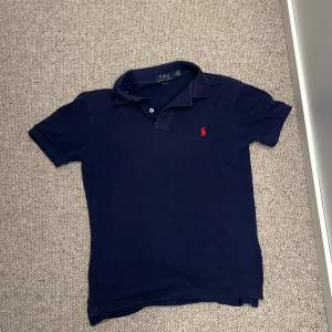 Väldigt stilig polo piké som kommer att vara perfekt nu när sommaren är runt hörnet. Det är en slim  fit tröja som är i storlek 10-12.  