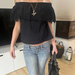 Svart topp - Passar bra till det mest! Svart topp med lite mönster. Man kan ha den lite hur som helst! 