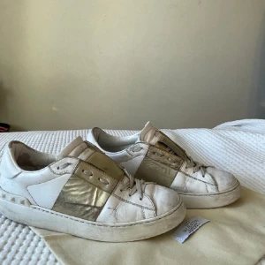 Valentino skor - Valentino skor storlek 38 skick 7/10 slitna men inte sönder