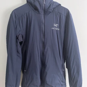 Arcteryx atom lt jacka - Säljer min Arcteryx jacka som är i väldigt bra skick och sparsamt använd, haft några månader. Ny pris 2995kr