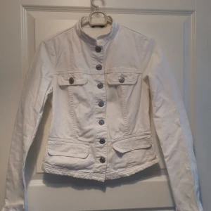Snyggaste jeansjackan - Vit jeansjacka i väldigt fint skick. Längre fram och dragkedja i ärmslutet. 