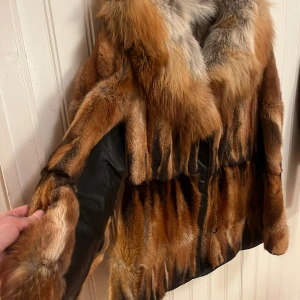 Rävpäls - Äkta rävpäls i mycket bra skick! Försedd med skinn under armarna för att minimera slitage vid användning. 