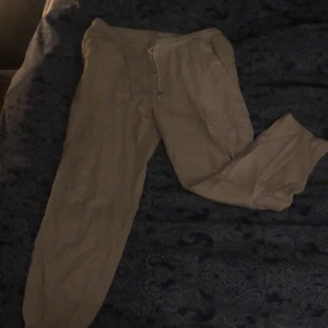 Beige linnebyxor  - Nästan oanvända beiga linnebyxor, nypris 599kr Passar även storlek M