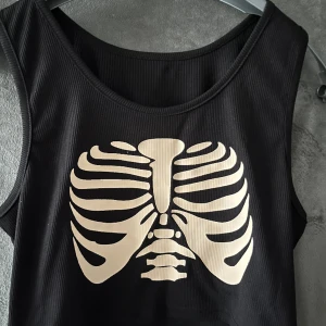 Crop top - Crop top med skelett print, från shein. Använd fåtal gånger. Kontackta för frågor