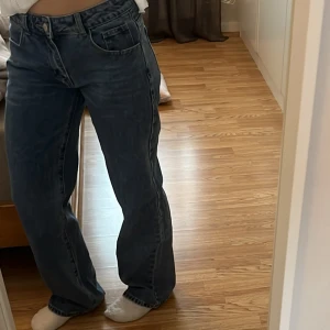 Lågmidjade baggy jeans - Jättefina lågmidjade blå baggy jeans. Aldrig använda. Nytt skick