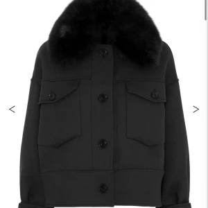 Meotine Jacka - JÄTTE snygg jacka från meotine. Verkligen svin fin och säljer endast för ett bra pris då jag är lite osäker om jag vill sälja. Den är i storlek S/M. Jackan är helt slutsåld och köpt för 3000kr. Skriv för fler bilder eller om du har några frågor💗💗