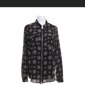 Michael Kors, mönstrad skjorta - En mönstrad skjorta med blixtlås från Michael Kors. Fint skick.