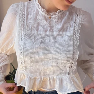 blus vit - En superfin blus från &OtherStories! Tyvärr för liten på mig;( nyskick!❤️ Orginalpris: 700kr