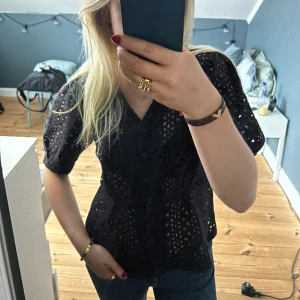 Svart topp - Superfin svart topp! Endast använd ett fåtal gånger!🩷storlek 36 men skulle säga att den passar 34-38🥰