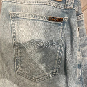 Slim nudie jeans - Sköna och snygga jeans som är trendiga  De är för små för mig