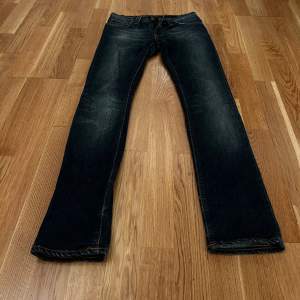 Jätte snygga mörk blåa jeans ifrån Nudie Jeans vilket är ett väldigt bra och dyrt märke. Säljer då den inte kommer till användning