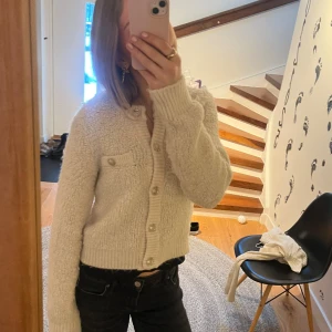 Stickad kofta med guldknappar  - Säljer nu min såg ina kofta från hm då jag aldrig använt den, nån färgning emellan 2 knappar som var där när jag fick den och går inte bort i tvätten tyvärr❤️så fin!!