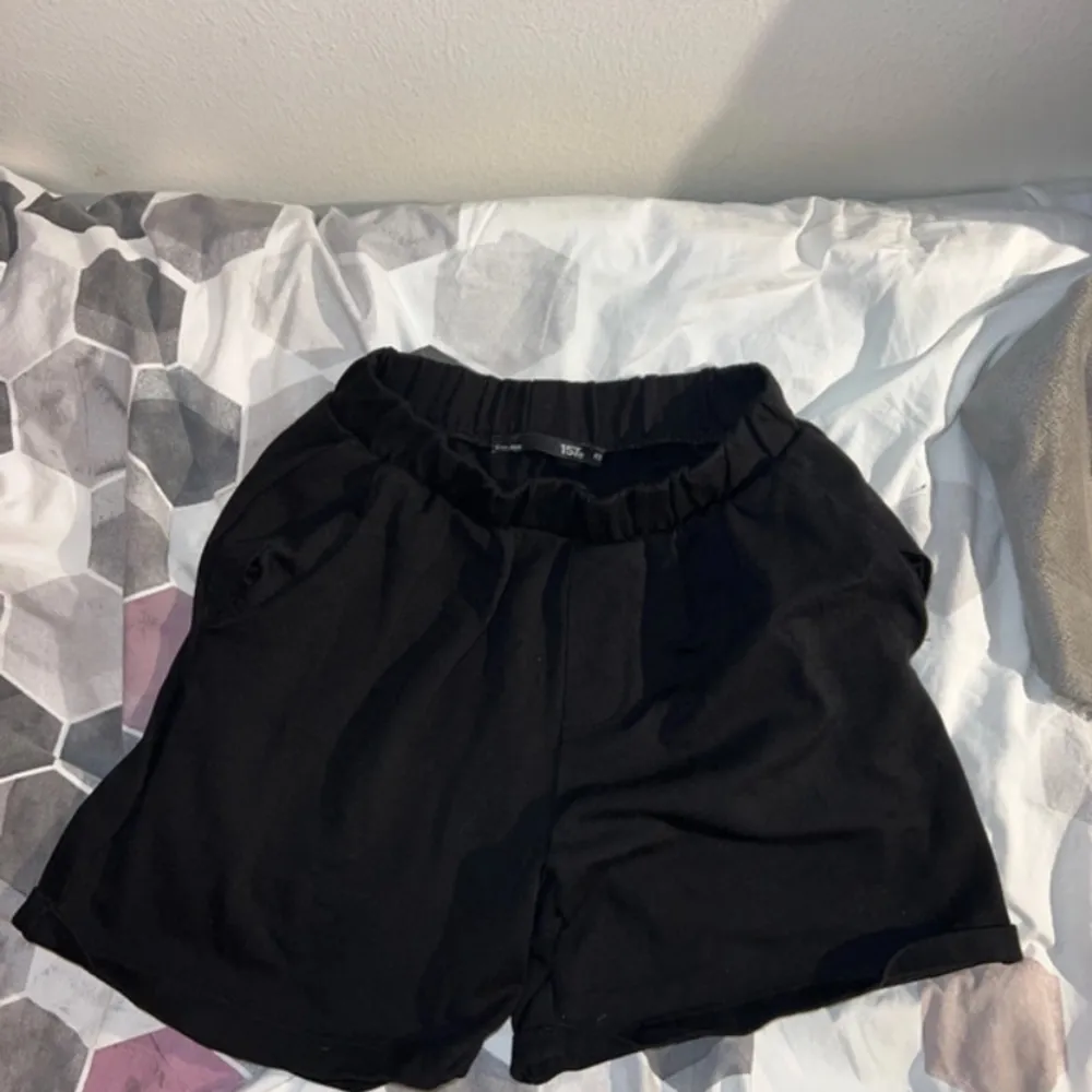 Svarta sköna shorts från Lager 157♥️ Storlek: XS ♥️♥️♥️. Shorts.